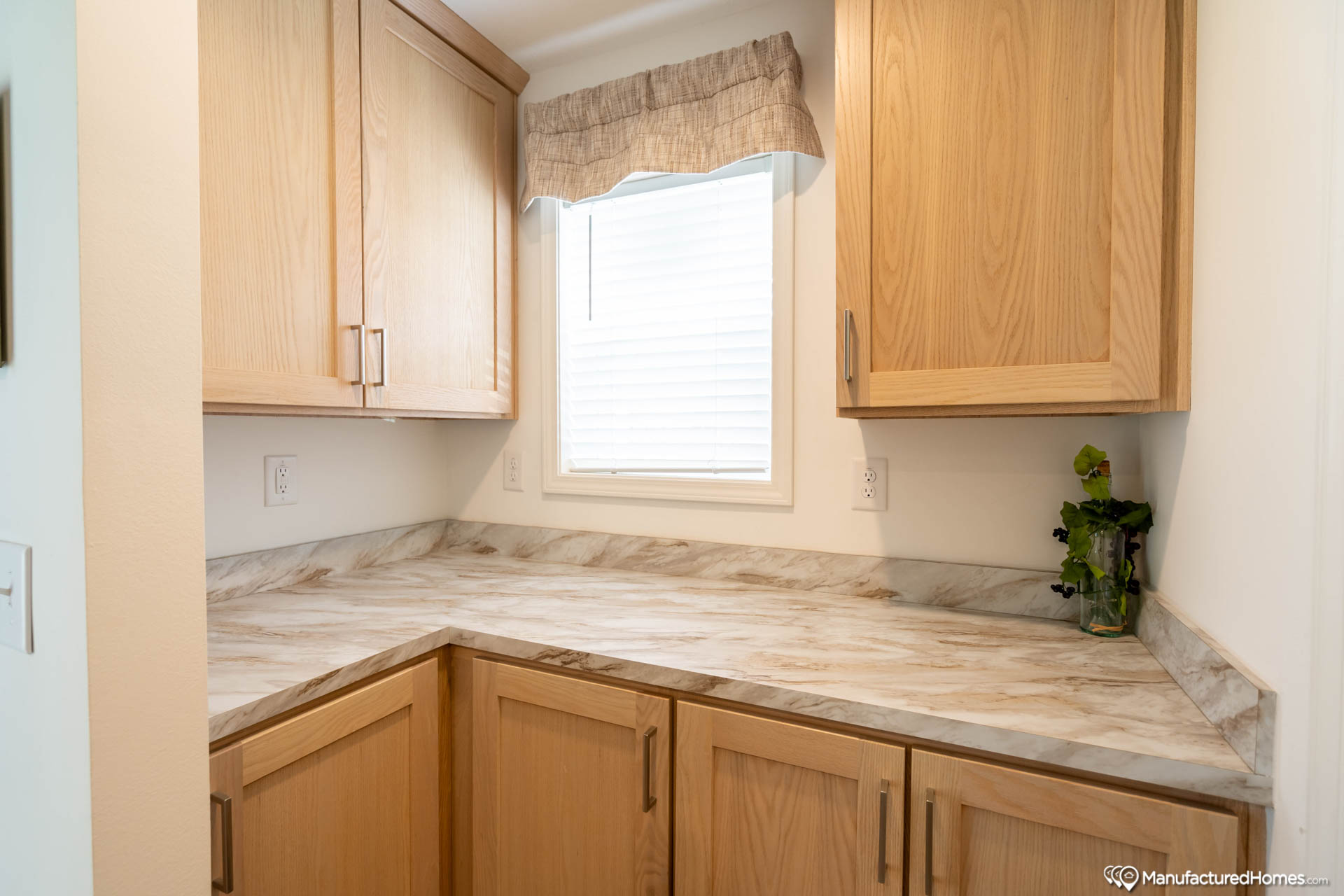 Landmark Essence Essence 17 9L32563A (2NM2424-V) - D & H Homes